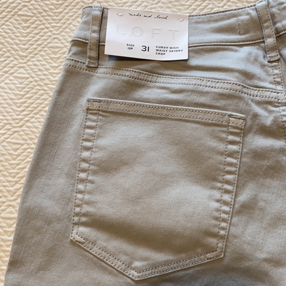 NWT LOFT Gray Curvy high waist skinny crop jeans w/white banding on frayed leg - Picture 4 of 11